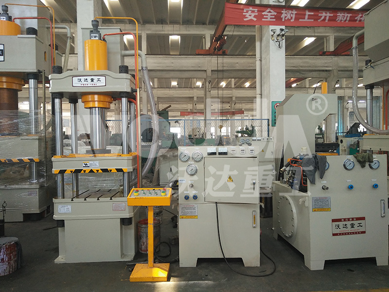 四柱(zhu)液壓機