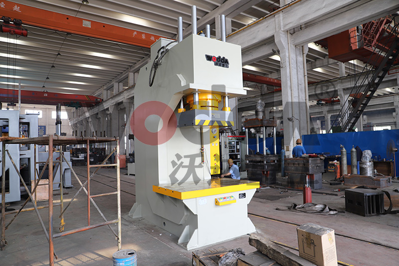 315噸單(dan)柱液(ye)壓機(ji) 315噸單(dan)柱液(ye)壓機(ji)