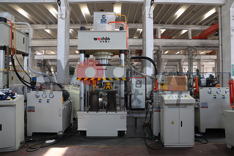 315噸四(si)柱液(ye)壓機(ji) 315噸四(si)柱液(ye)壓機(ji)