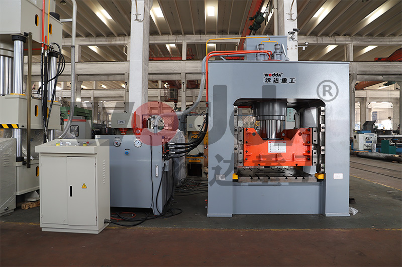 315噸框(kuang)架液(ye)壓機(ji) 315噸框(kuang)架液(ye)壓機(ji)