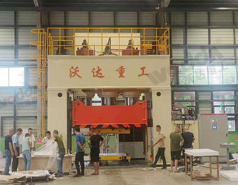 玻(bo)璃鋼模(mo)壓冷卻(que)塔成型(xing)液壓機(ji)