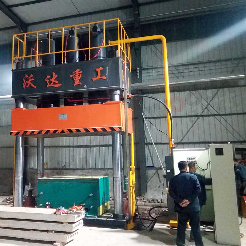 1000噸三(san)梁四柱(zhu)液壓機(ji) 1000噸三梁(liang)四柱液(ye)壓機