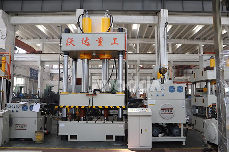 500噸四(si)柱液(ye)壓機(ji)