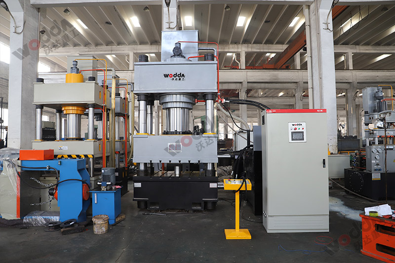 630噸(dun)三梁四(si)柱液壓(ya)機