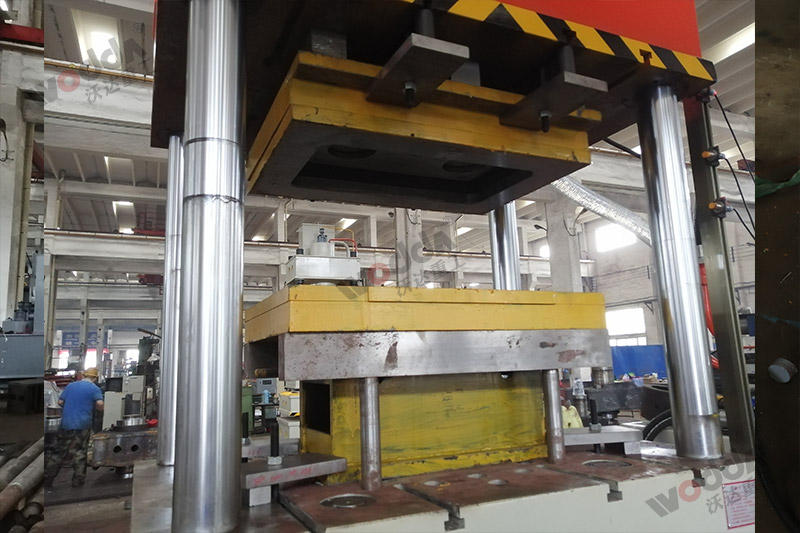 不鏽鋼(gang)托盤拉(la)伸液壓(ya)機