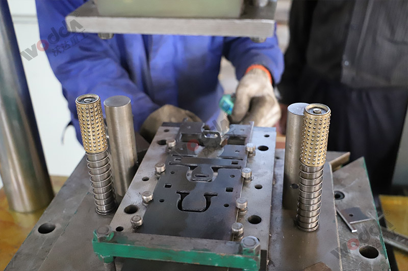 200噸五(wu)金配件成(cheng)型液壓機(ji)