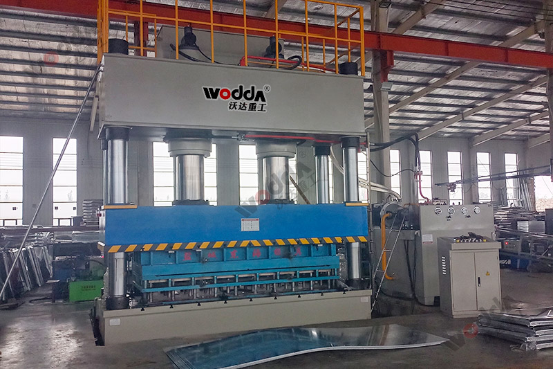 1000噸不(bu)鏽鋼水(shui)箱闆拉(la)伸液壓(ya)機_1000T雙缸(gang)四柱拉(la)伸機