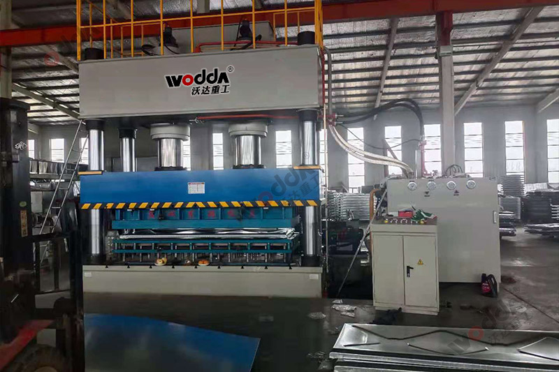 1000噸不鏽(xiu)鋼水箱(xiang)闆拉伸(shen)液壓機(ji)_1000T雙缸四(si)柱拉伸(shen)機