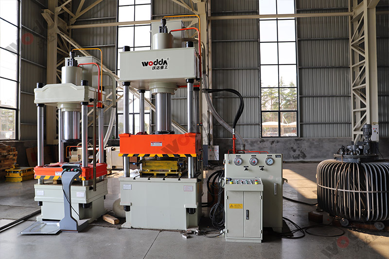 200噸不(bu)鏽鋼蓋(gai)闆拉伸(shen)液壓機(ji)