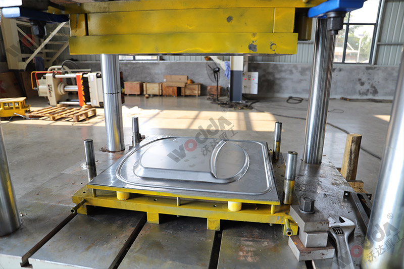 200噸(dun)不鏽鋼薄(bao)闆拉伸液(ye)壓機模具(ju)