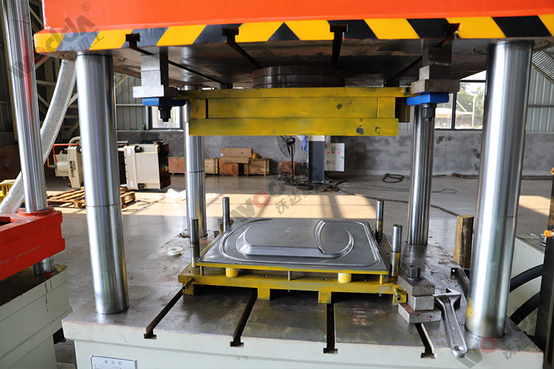 200噸(dun)不鏽鋼薄(bao)闆拉伸液(ye)壓機