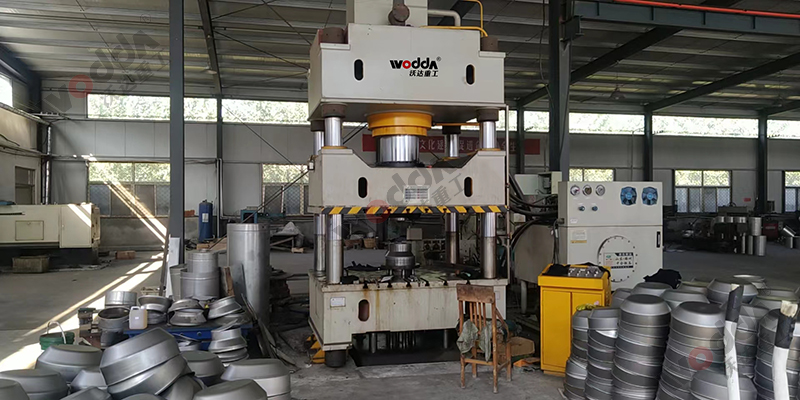 不(bu)鏽鋼封頭(tou)拉伸液壓(ya)機