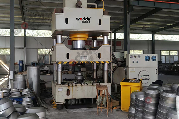 500噸不(bu)鏽鋼封頭(tou)拉伸液壓(ya)機