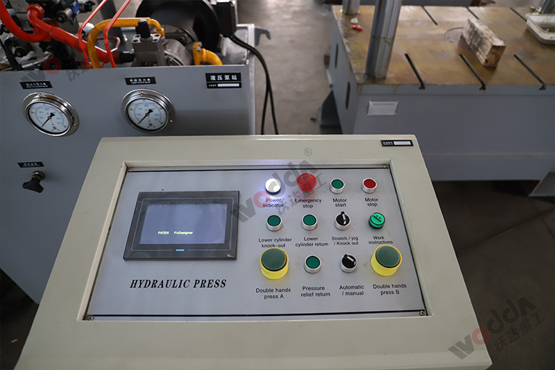 250噸拉(la)伸機(ji)控制(zhi)台