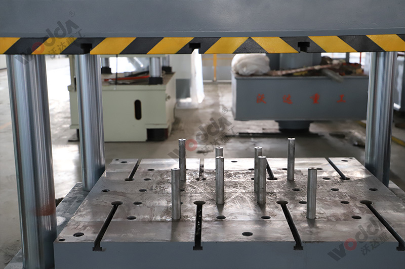 250噸拉(la)伸機(ji)工作(zuo)台