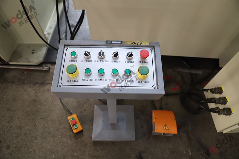500噸(dun)拉伸(shen)液壓(ya)機操(cao)控按(an)鈕 500噸(dun)拉伸(shen)液壓(ya)機操(cao)控按(an)鈕