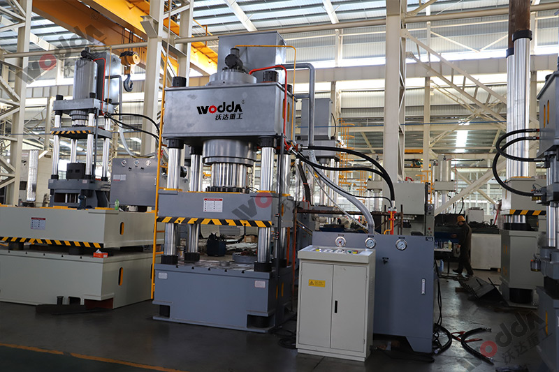 630噸拉(la)伸液(ye)壓機(ji) 630噸拉(la)伸液(ye)壓機(ji)