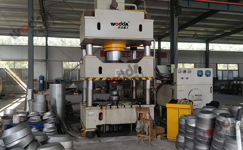 500噸不鏽鋼(gang)封頭拉伸(shen)液壓機