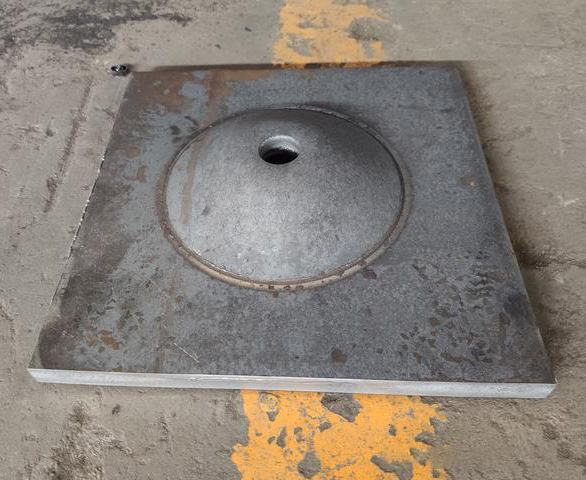 礦(kuang)用錨杆(gan)托盤成(cheng)品