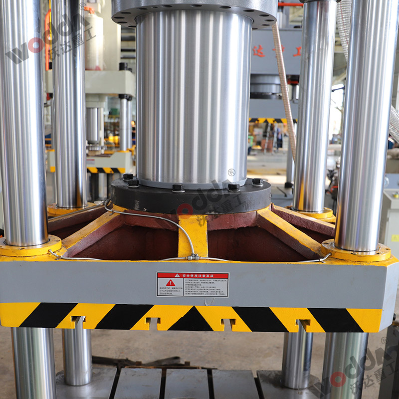 315噸拉(la)伸液壓(ya)機油缸(gang)