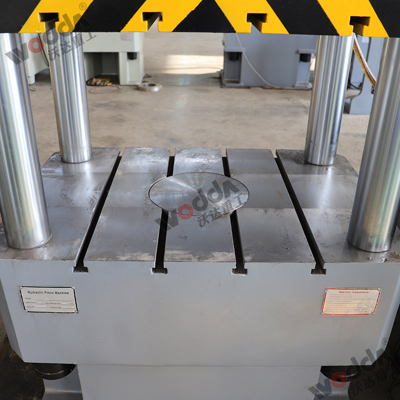 315噸(dun)拉伸液(ye)壓機工(gong)作台