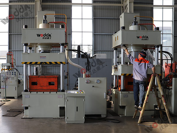 200噸四柱(zhu)拉伸液壓(ya)機