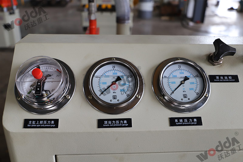 100噸三梁(liang)四柱液(ye)壓機壓(ya)力表 100噸(dun)三梁四(si)柱液壓(ya)機壓力(li)表