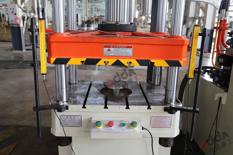 100噸三(san)梁四柱(zhu)液壓機(ji)工作台(tai) 100噸三梁(liang)四柱液(ye)壓機工(gong)作台