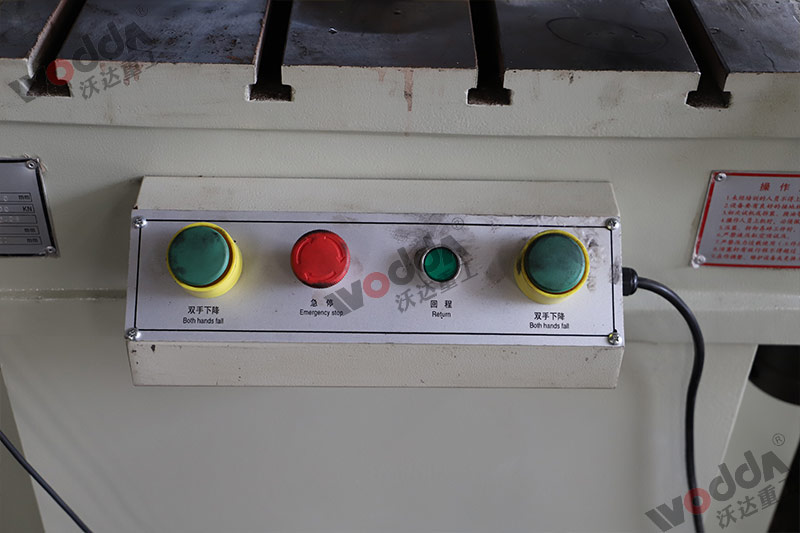 100噸(dun)三梁四(si)柱液壓(ya)機按鈕(niu) 100噸三梁(liang)四柱液(ye)壓機按(an)鈕