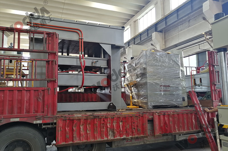 不(bu)鏽鋼托盤(pan)拉伸液壓(ya)機裝車發(fa)貨