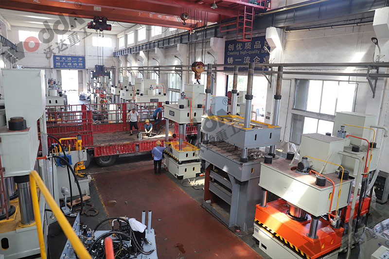 不(bu)鏽鋼托盤(pan)拉伸液壓(ya)機裝車發(fa)貨