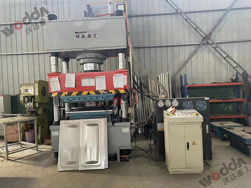 400噸(dun)巧克(ke)力水(shui)箱闆(pan)拉伸(shen)液壓(ya)機