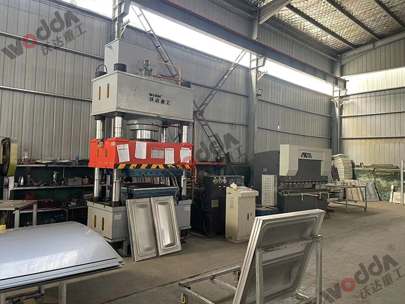 400噸巧(qiao)克力(li)水箱(xiang)闆拉(la)伸液(ye)壓機(ji)