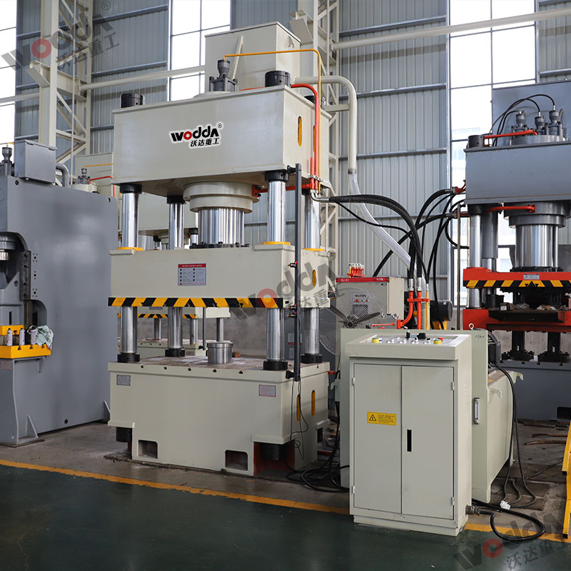 400噸不鏽(xiu)鋼水箱闆(pan)拉伸液壓(ya)機