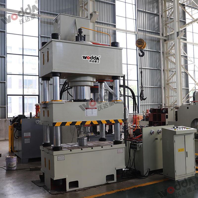 400噸不鏽(xiu)鋼水箱闆(pan)拉伸液壓(ya)機