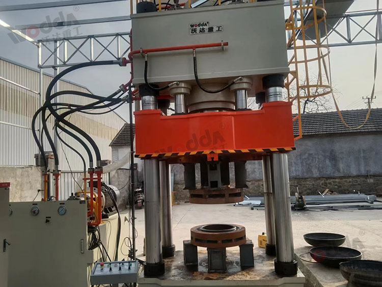 800噸封頭(tou)液壓機