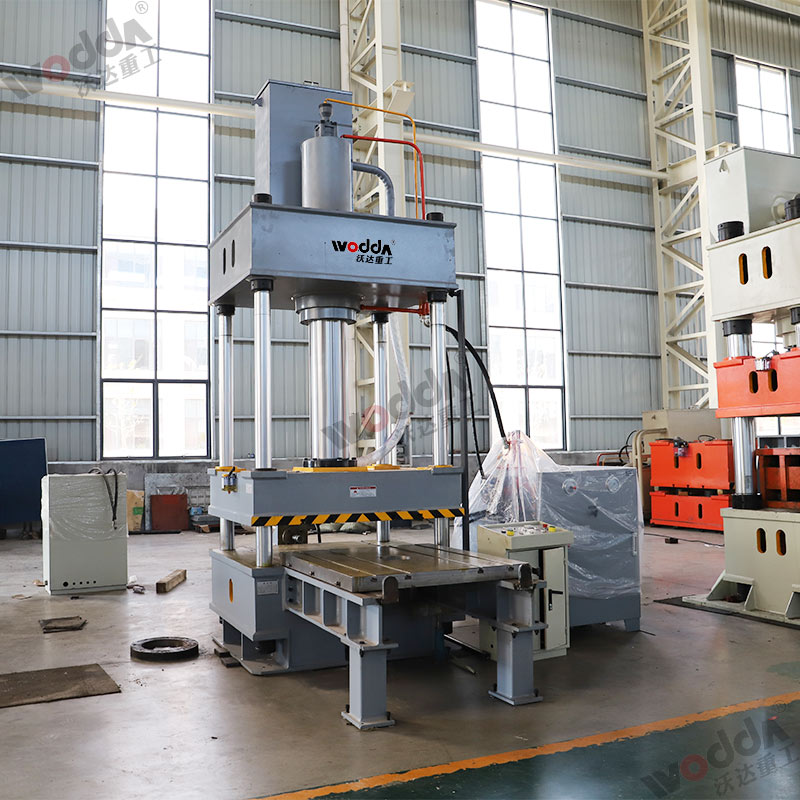 200噸四柱(zhu)拉伸液(ye)壓機帶(dai)移動工(gong)作台