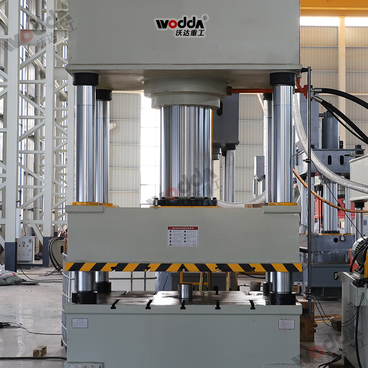 630噸四(si)柱液(ye)壓機(ji)機身(shen) 630噸四(si)柱液(ye)壓機(ji)機身(shen)