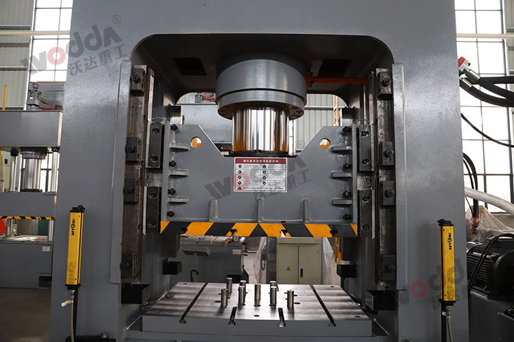 315噸(dun)框架(jia)式液(ye)壓機(ji)機身(shen)