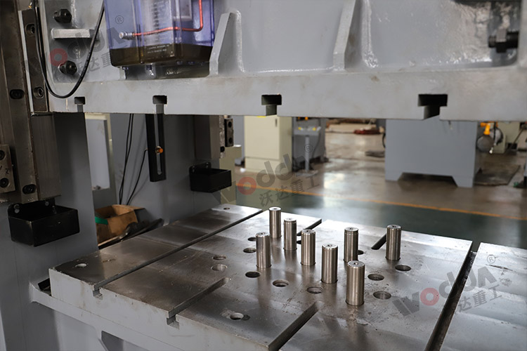 315噸(dun)框架(jia)式液(ye)壓機(ji)（多頂(ding)杆、液(ye)壓墊(nian)）