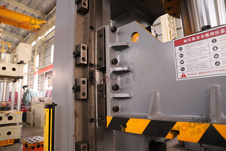 315噸(dun)框架(jia)式液(ye)壓機(ji)（導軌(gui)）