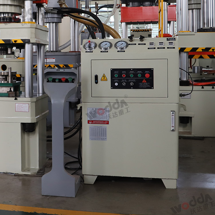 200噸(dun)四柱液(ye)壓機（移(yi)動控制(zhi)台）