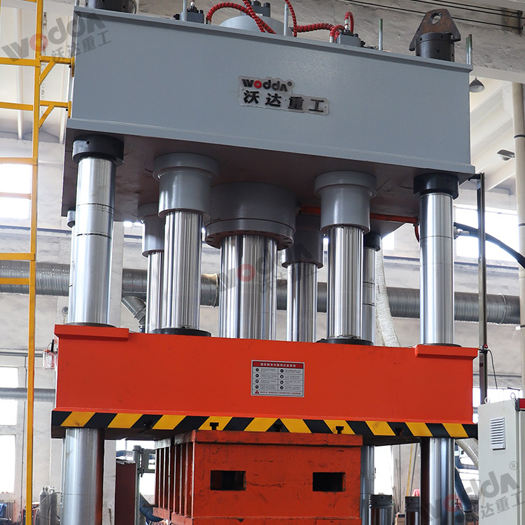 630噸封頭(tou)液壓機(主(zhu)缸、壓邊缸(gang)) 630噸封頭液(ye)壓機(主缸(gang)、壓邊缸)