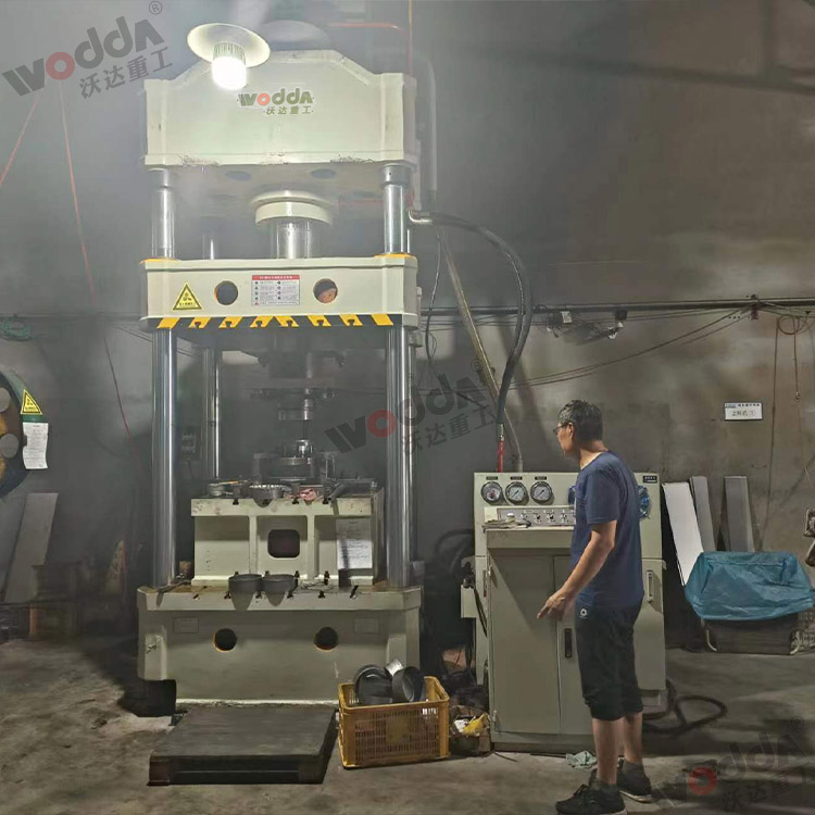 315噸(dun)拉伸液壓(ya)機（上置液(ye)壓墊）