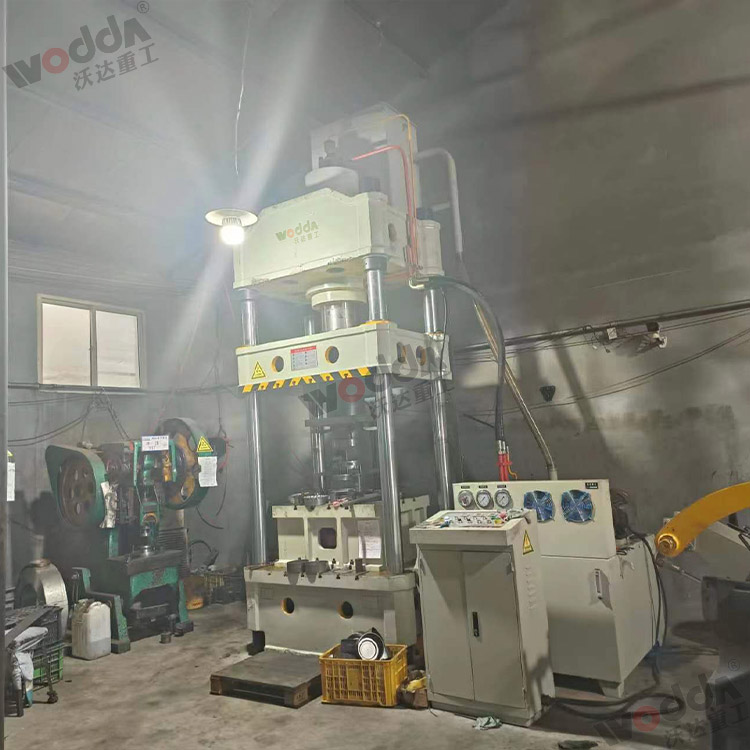 315噸上(shang)置液壓(ya)墊拉伸(shen)液壓機(ji)(圖1) 315噸上(shang)置液壓(ya)墊拉伸(shen)液壓機(ji)(圖1)