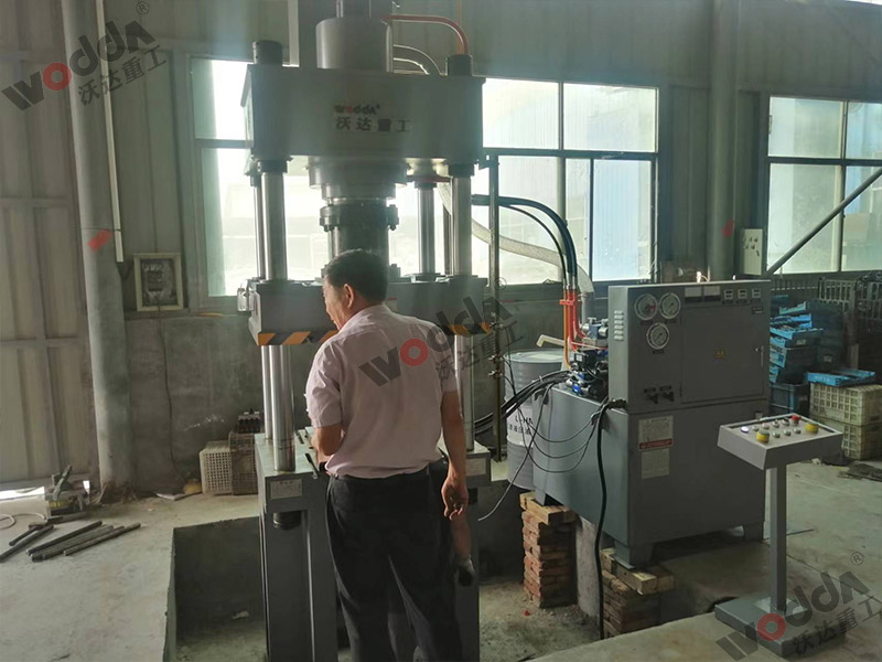 200噸不鏽鋼(gang)離心風機(ji)成型液壓(ya)機（圖1）