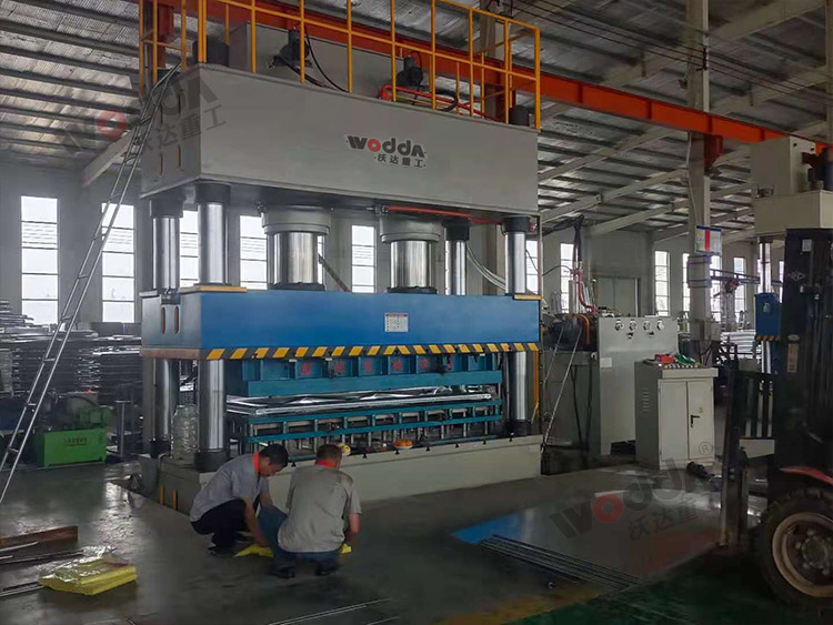 1000噸不(bu)鏽鋼(gang)水箱(xiang)闆拉(la)伸液(ye)壓機(ji)（圖2）