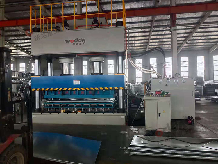 1000噸不(bu)鏽鋼(gang)水箱(xiang)闆拉(la)伸液(ye)壓機(ji)（圖1）