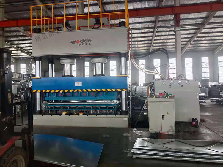 1000噸不(bu)鏽鋼(gang)水箱(xiang)闆拉(la)伸液(ye)壓機(ji)（圖3）