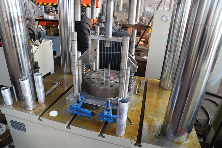 500噸動(dong)力電池(chi)電芯鋁(lü)殼拉伸(shen)液壓機(ji)模具